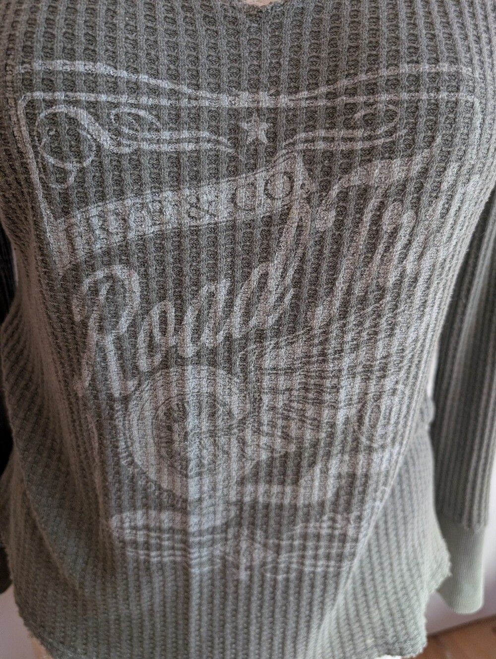 Frye & CO Waffle-Knit Olive Green Graphic Long-Sleeve Top Size XL - Picture 6 of 8